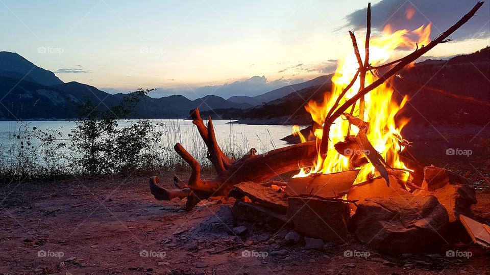 Sweet spot to have a campfire! 😋😍 View over lac de serre ponçon in the provence