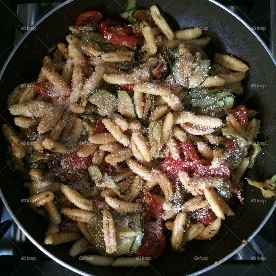 Gnocchetti sardi saltati in padella con pomodorini e zucchine aglio olio e peperoncino pane grattugiato a fine cottura