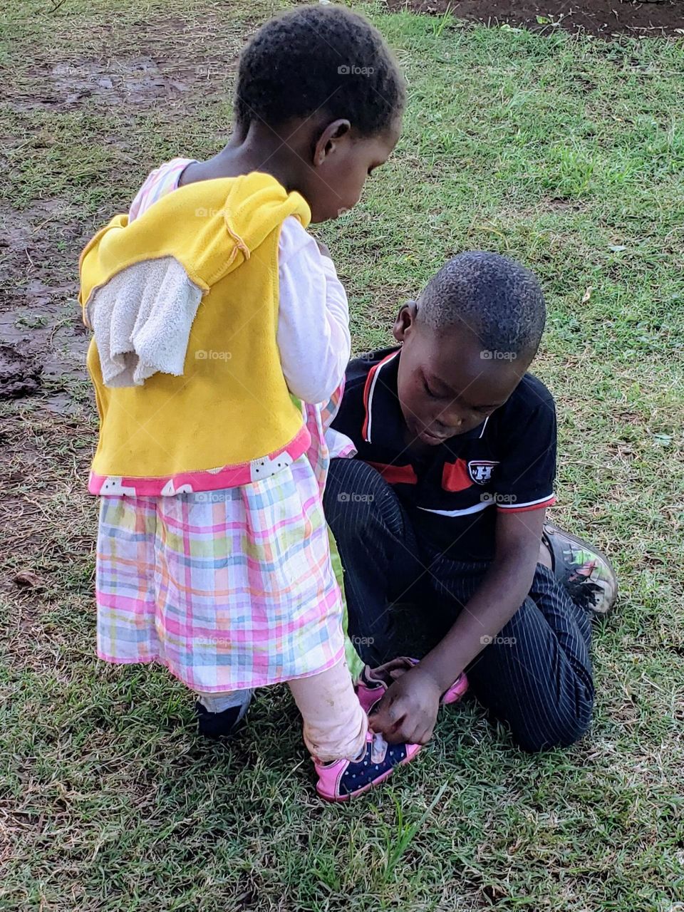 Baby boy putting shoes on her young sister.

June 02, 2023
02:57pm