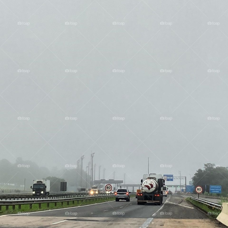 Eu estava feliz: não tinha mais a praça de pedágio em Morungaba!

Ledo engano… era a cerração que a escondia…

Sigamos!