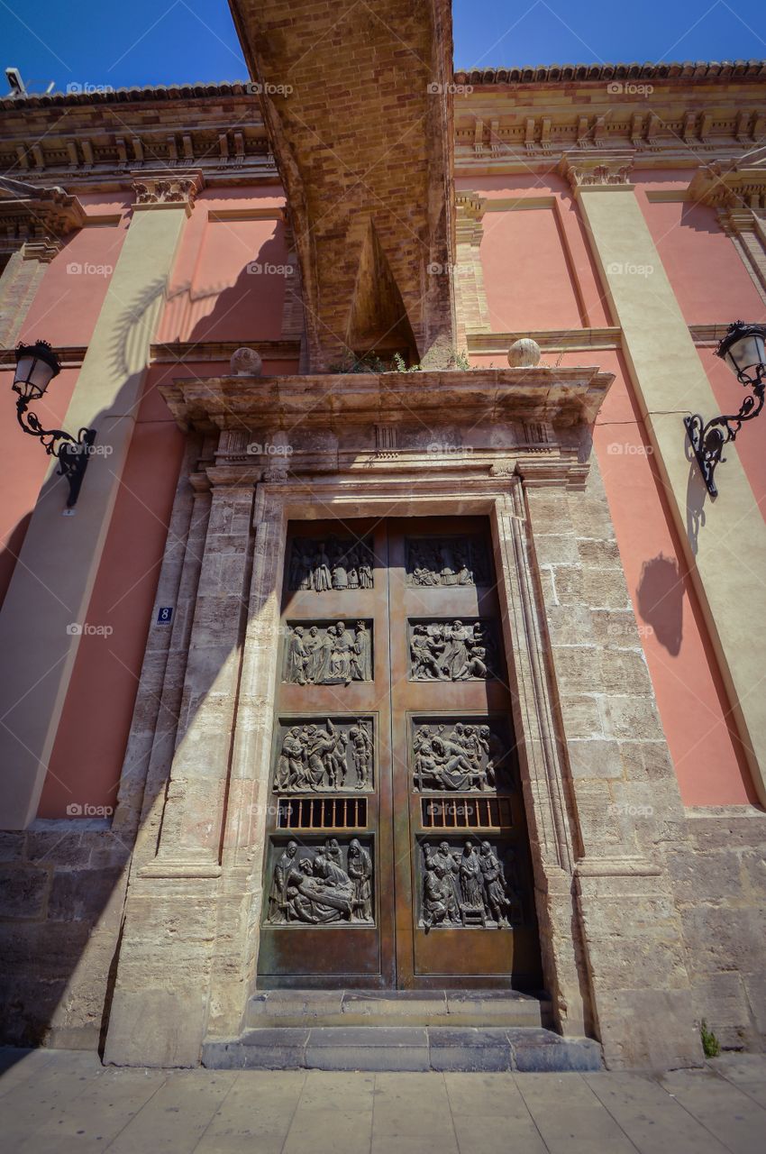 Puerta lateral de la Basílica de la Virgen (Valencia - Spain)