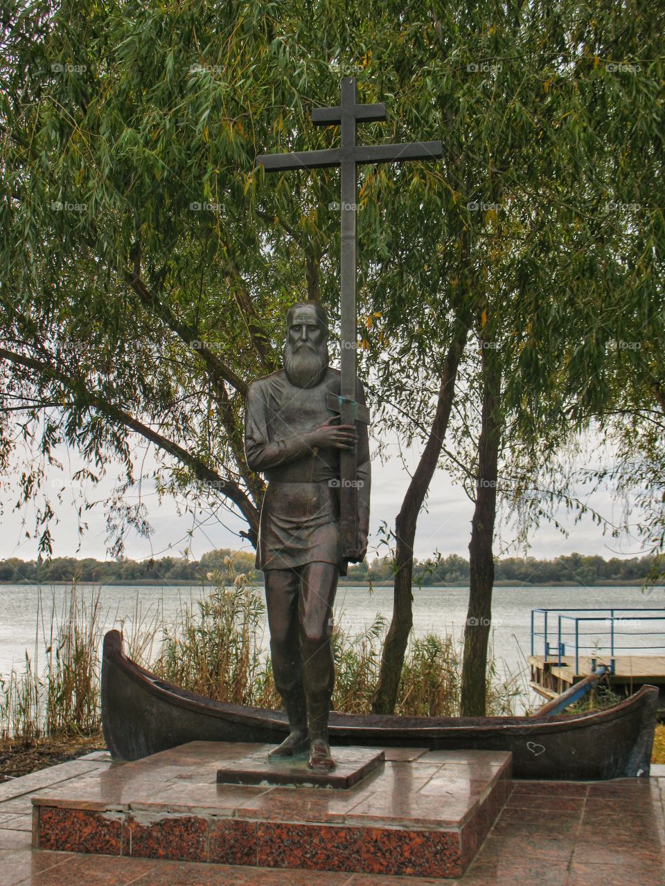 a monument in the fork памятник