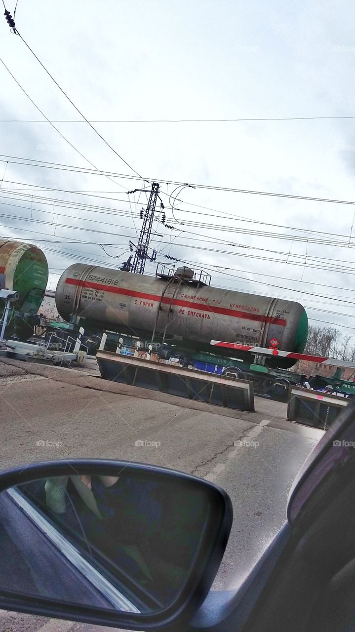 грузовой на железной дороге, фото из автомобиля