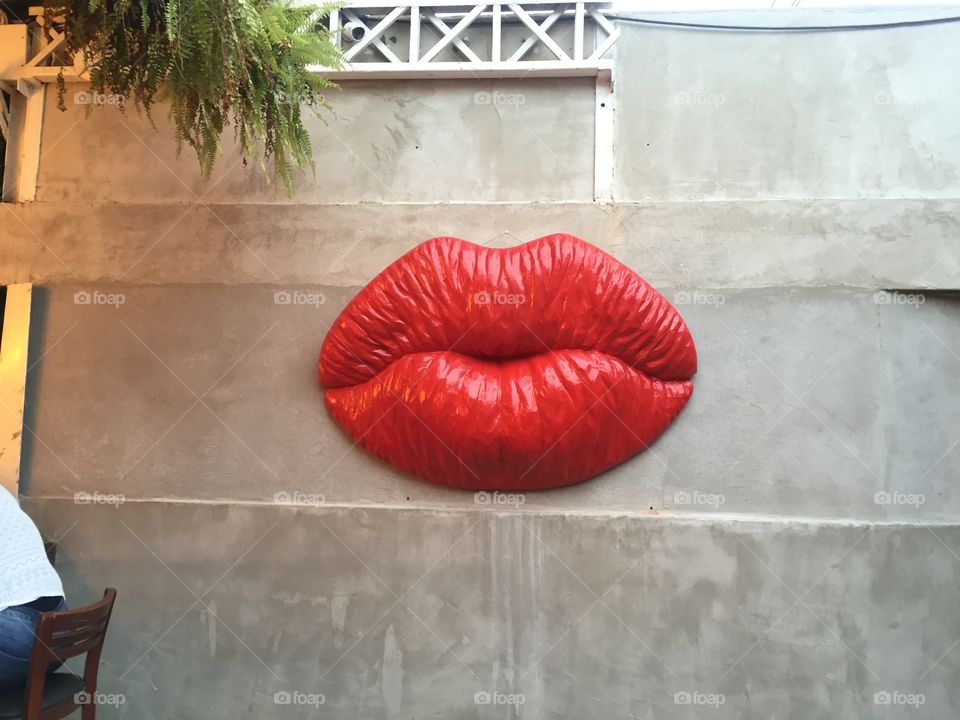 Kiss wall 