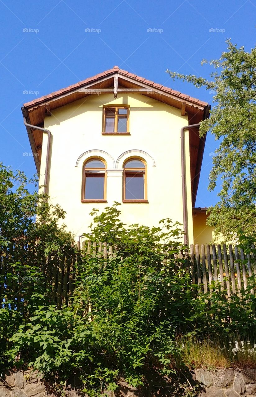 haus alt fenster rustikal hell freundlich gelb