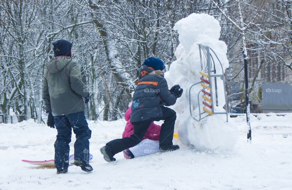 children play in the winter outdoors