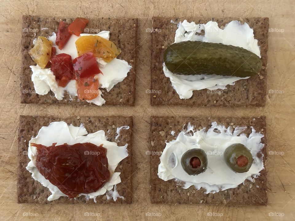 Rectangle crackers for a bio appetizer