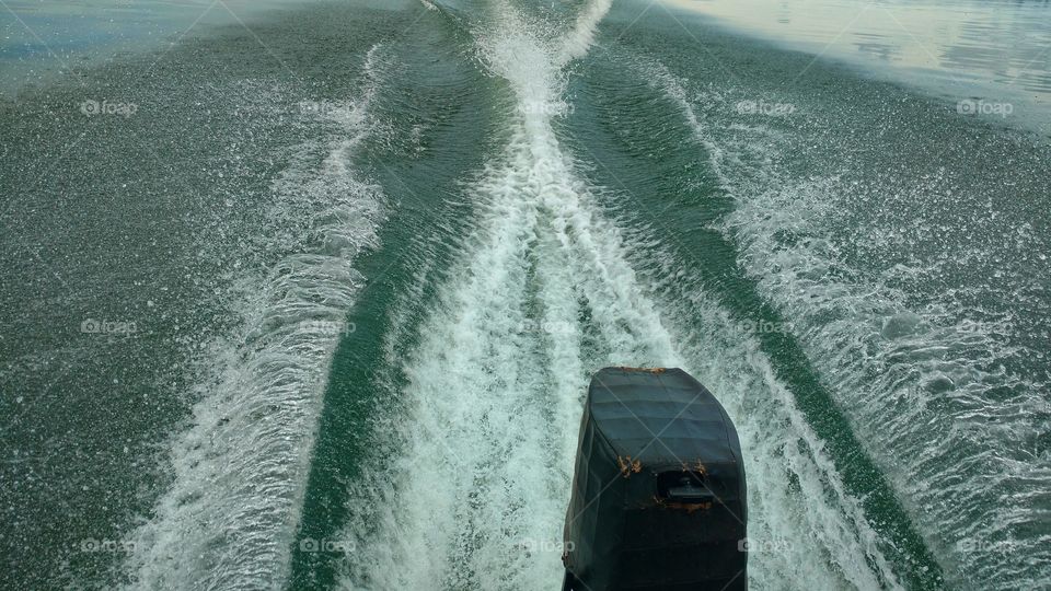 Água no rio, maré, agito da élice do motor do barco de pesca.