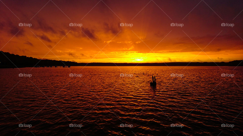 zachod słońca nad jeziorem Niesłysz w Niesulicach