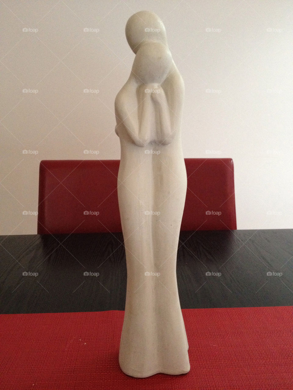 statue love couple hug by splicanka