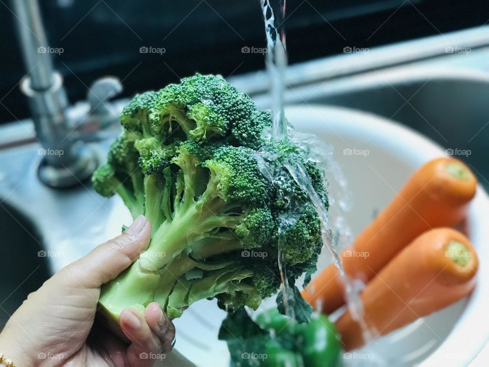 Vegetables under running water 💦