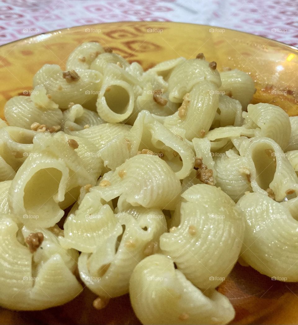 Noodle!  This one, shaped like shells, with garlic and oil.  Delicious… / Macarrão! Esse aqui, em formato de conchas, com alho e óleo. Delicioso…