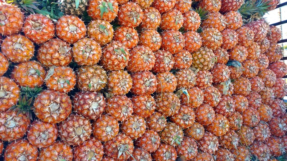 Muitos abacaxis cheirosos e maduros. Cores bonitas.