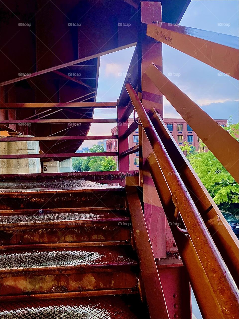This is the familiar red metal staircase that leads up to the pedestrian lane of the „Pulaski Bridge“ at „Newtown Creek“ in LIC, Queens. 2023. Hypnotic Productions