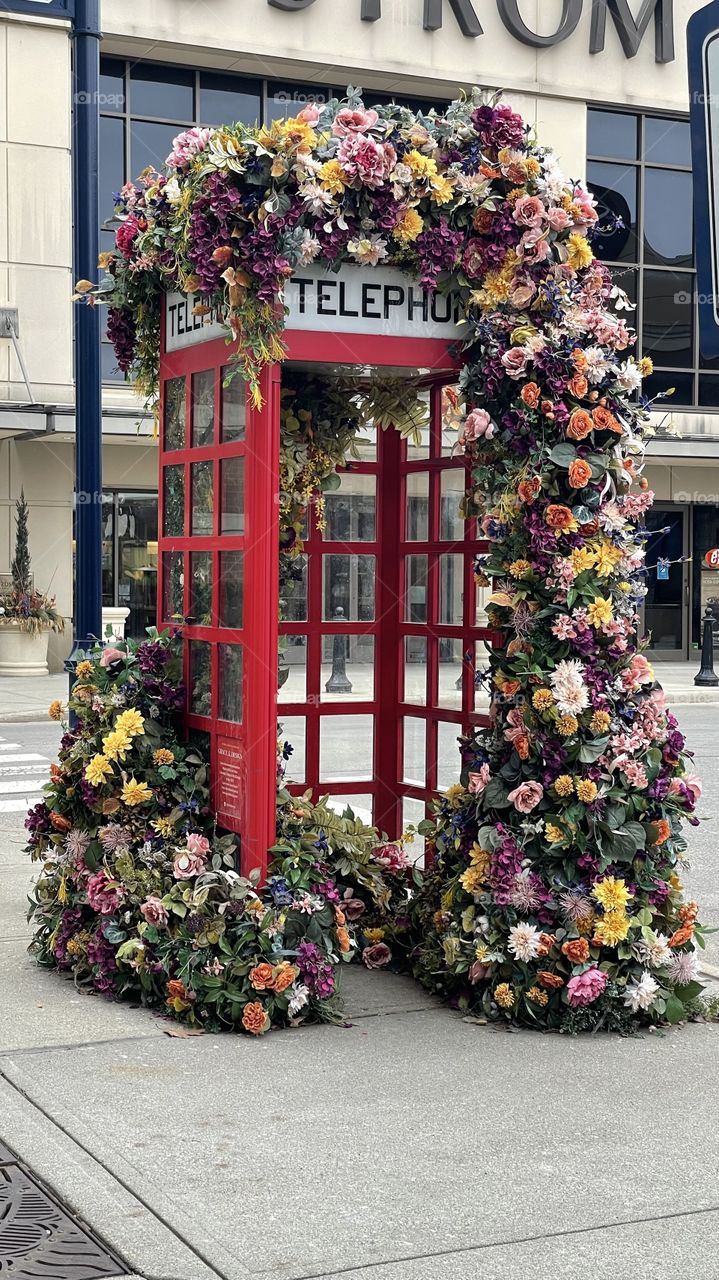 A lovely red British telephone booth in the middle of Ohio. It’s adorned with a bouquet of flowers! Grace K Design.