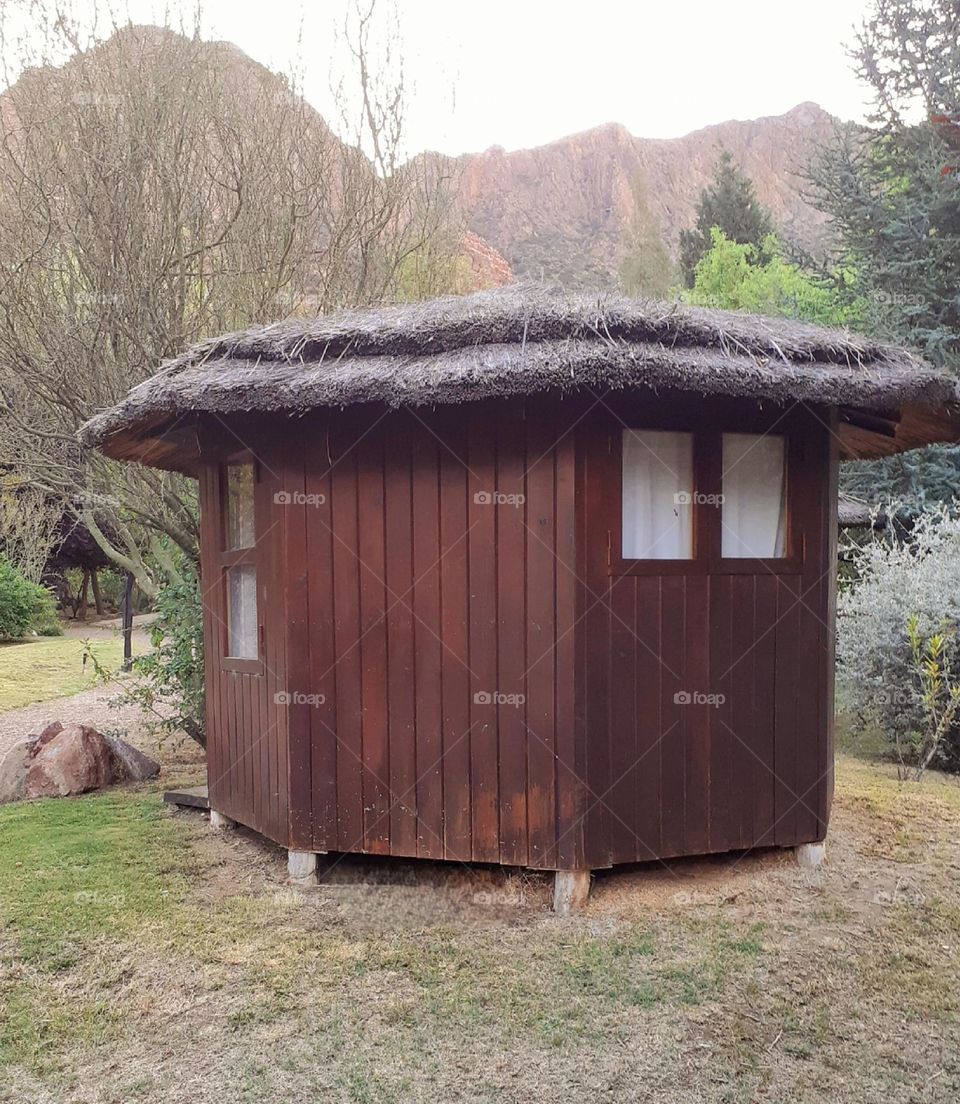 cabaña de madera en la montaña