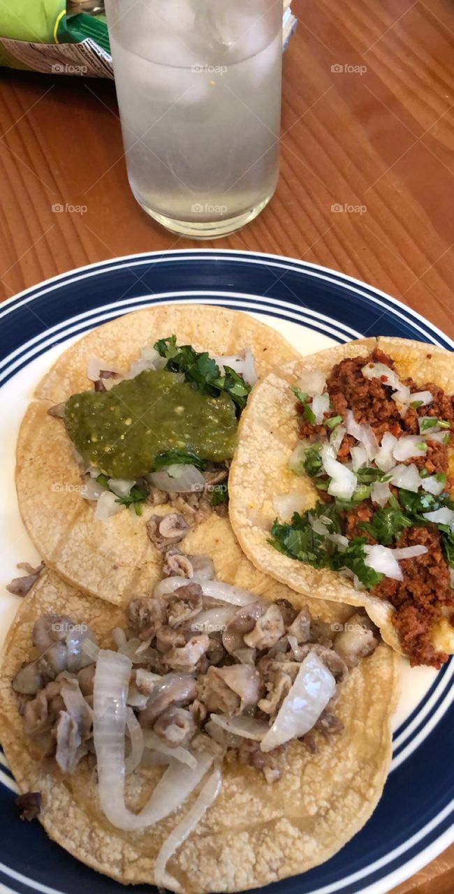 Tacos de tripa y chorrizo y costilla que viva la comida mexicana 