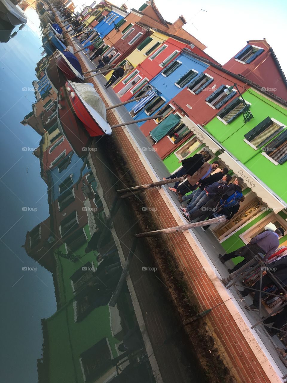 Burano, farbige Häuser spiegeln sich traumhaft im Kanal 