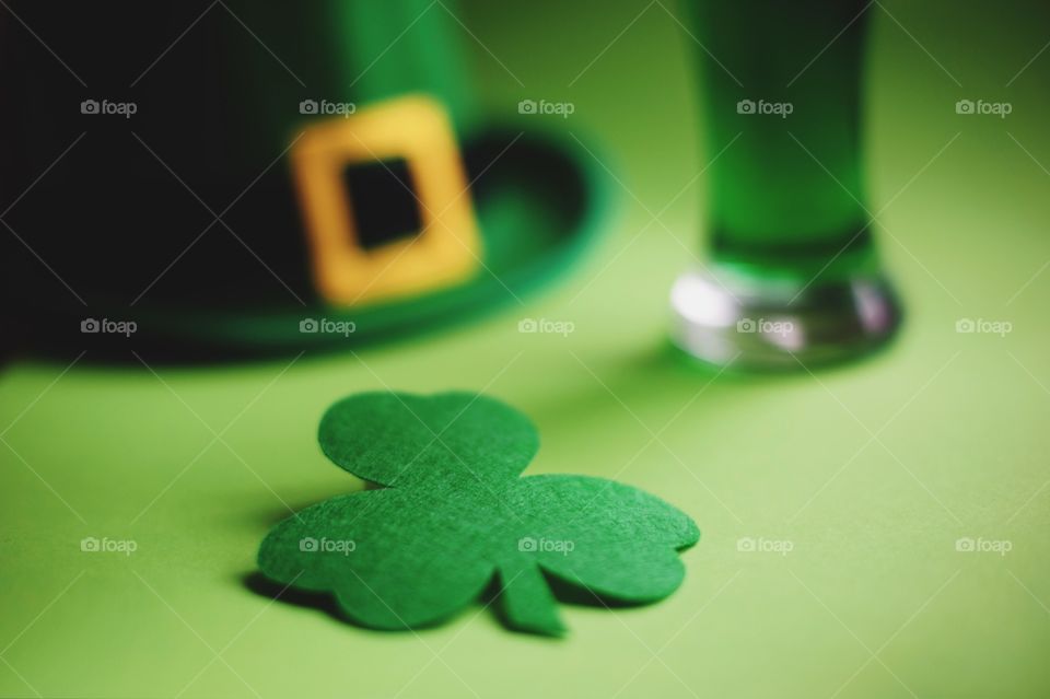 St. Patrick's day, green, leprechaun, beer, green beer, paraphernalia, Ireland, Irish, March 17, clover, lucky, luck, good luck, coins, wealth, hat, leprechaun, pot, confetti, holiday, Wallpaper, background, spectacles, carnival, karnavalnye glasses, green hat, celebration, parade, cocktail, drink, drinking, alcohol, Mixology, drink, top, minimal, festival, party, March, event, accessories, festival glasses, spring, deep green, green, grass, thematic, national, tradition, traditions, traditional, St. Patrick, Patricks, Saint Patrick, patricks, still life, symbol, 