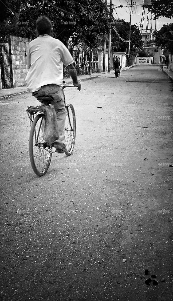 ciclista en la vereda