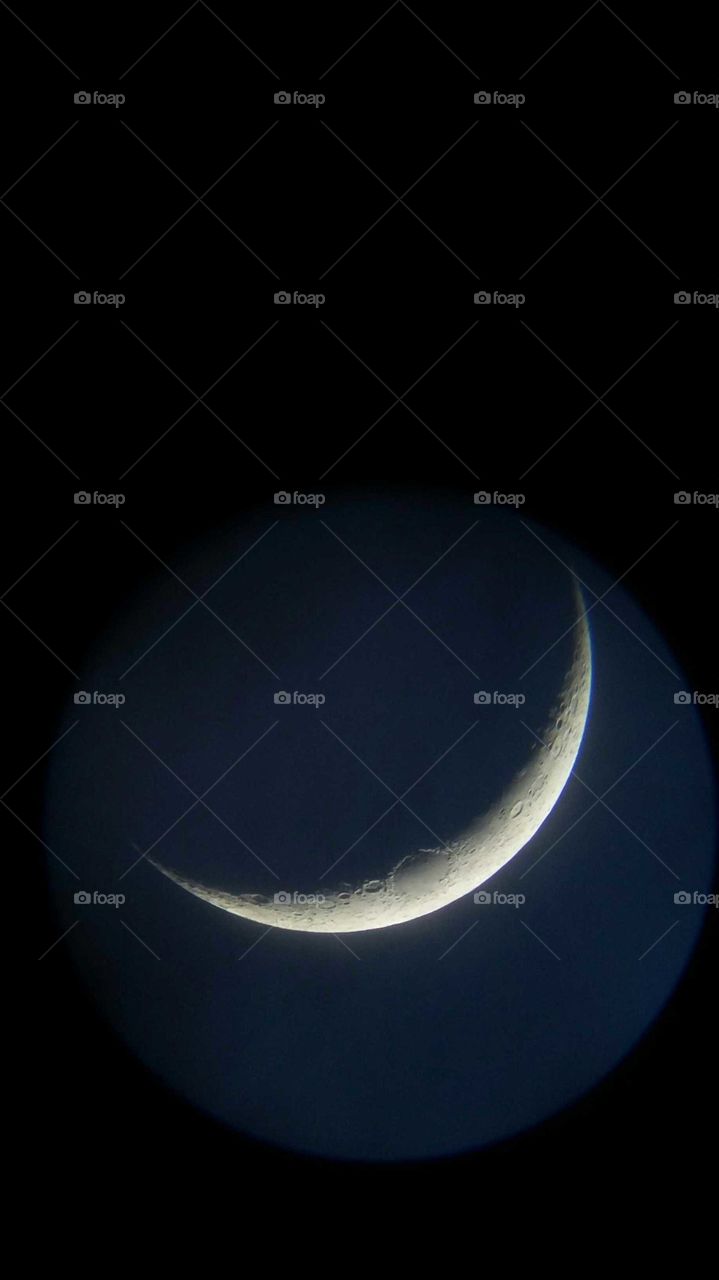 Lua crescente vista por telescópio.