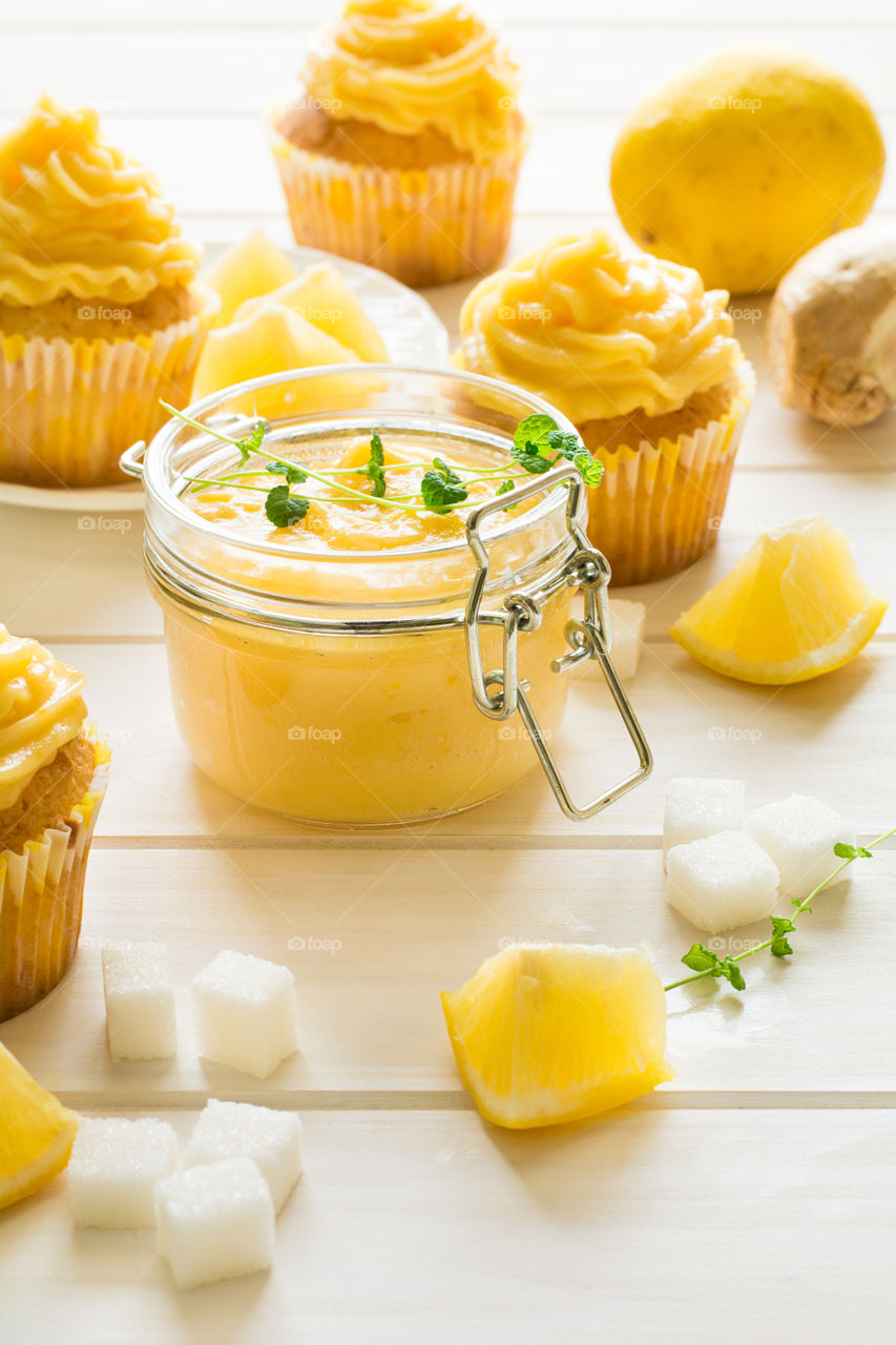 Cupcakes with citrus curd cream
