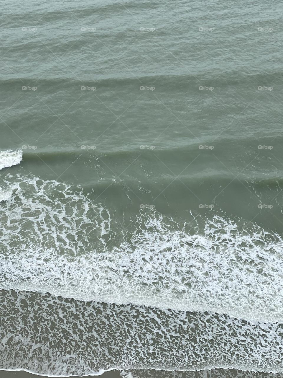 Big waves on a cloudy day 