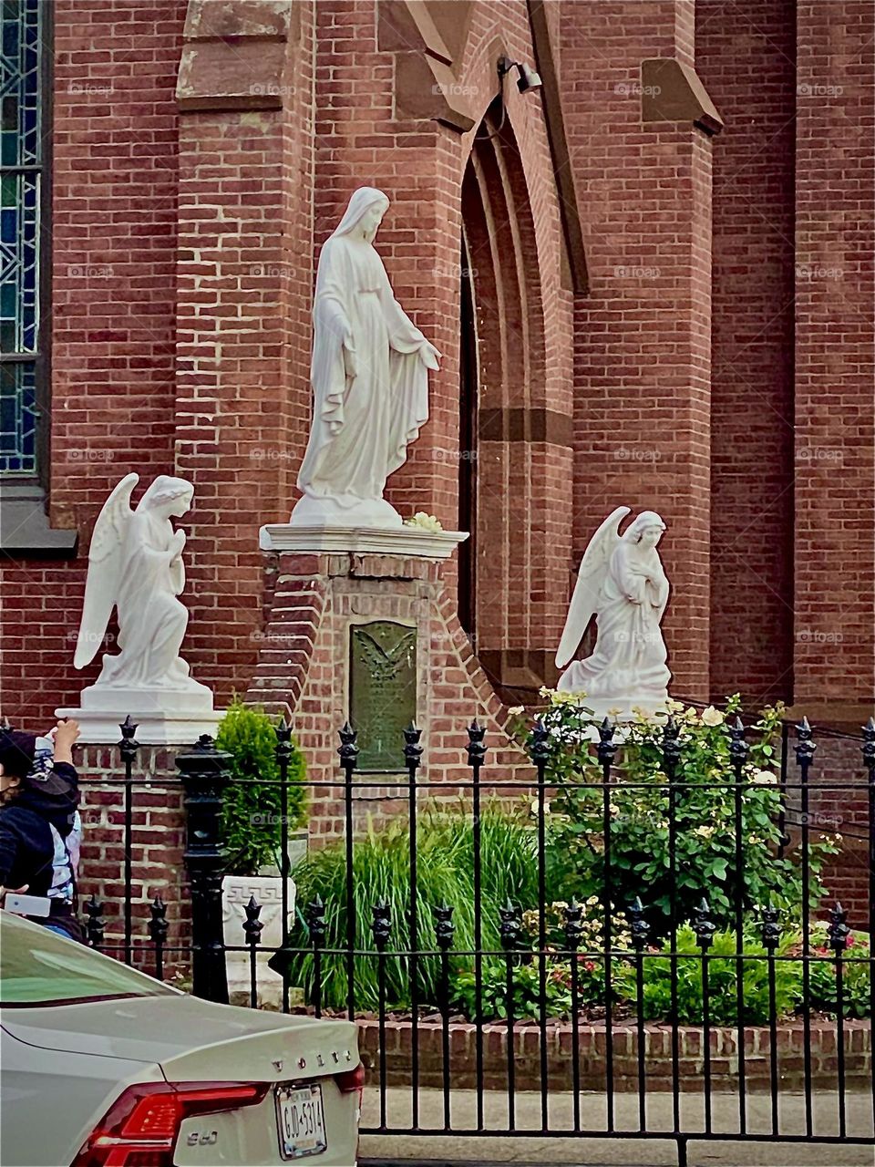 The winged white angel statues in front of „Union Baptist Church“ off „Vernon Jackson Ave“ in LIC, Queens, NY have a statue in the likeness of „Jesus Christ“ placed in their middle on a pedestal on the highest level. 2022. Hypnotic Productions