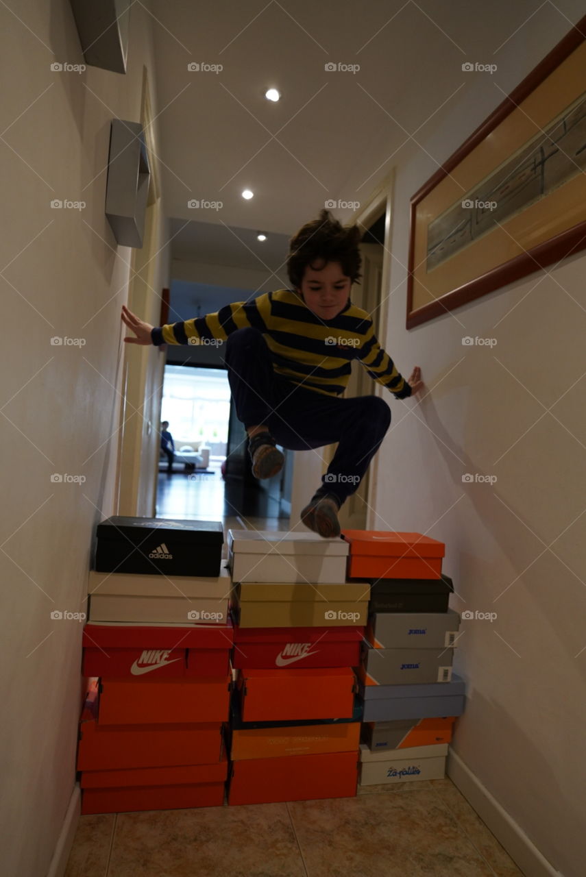 volando en casa sobre cajas zapatos