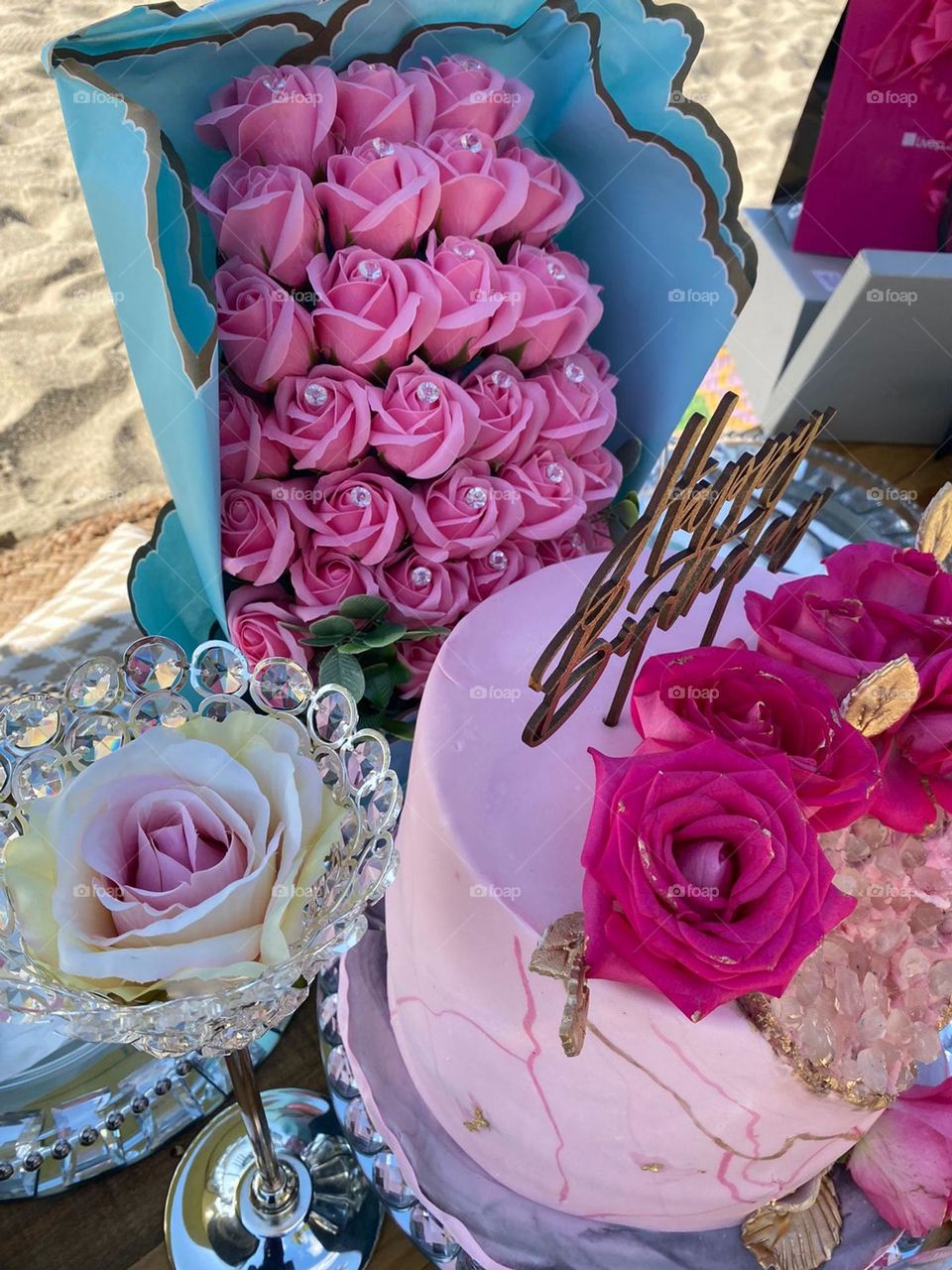 Pastel y flores de cumpleaños