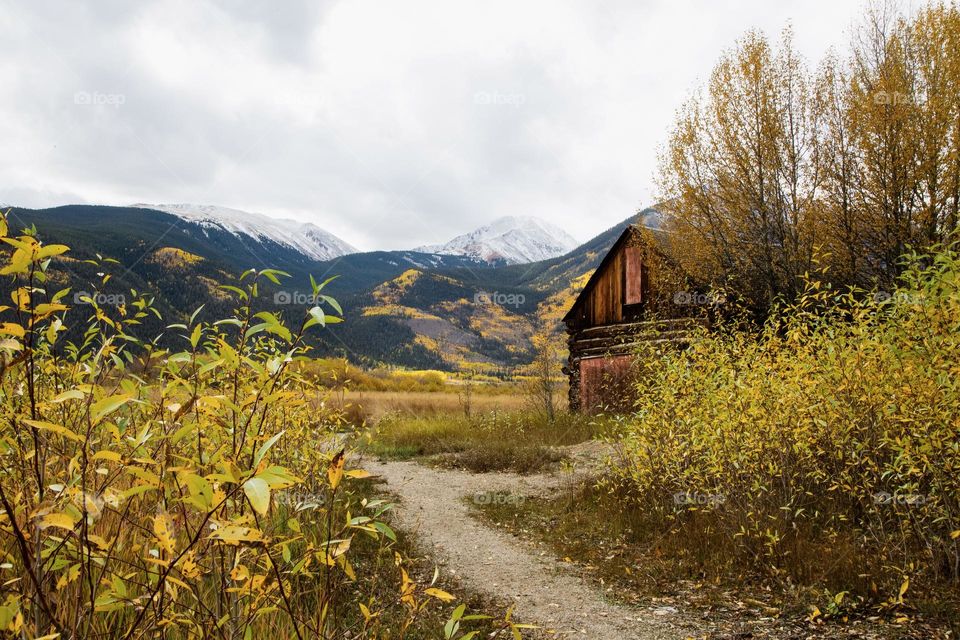 Mountain cabin landscape during the fall in Colorado