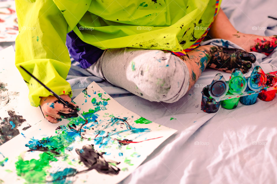 Child while painting at home during the quarantine