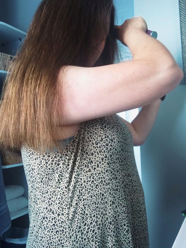 A Woman Taking Care of her long Brown Hair Een Vrouw zorgt Voor haar Lange Bruine haar