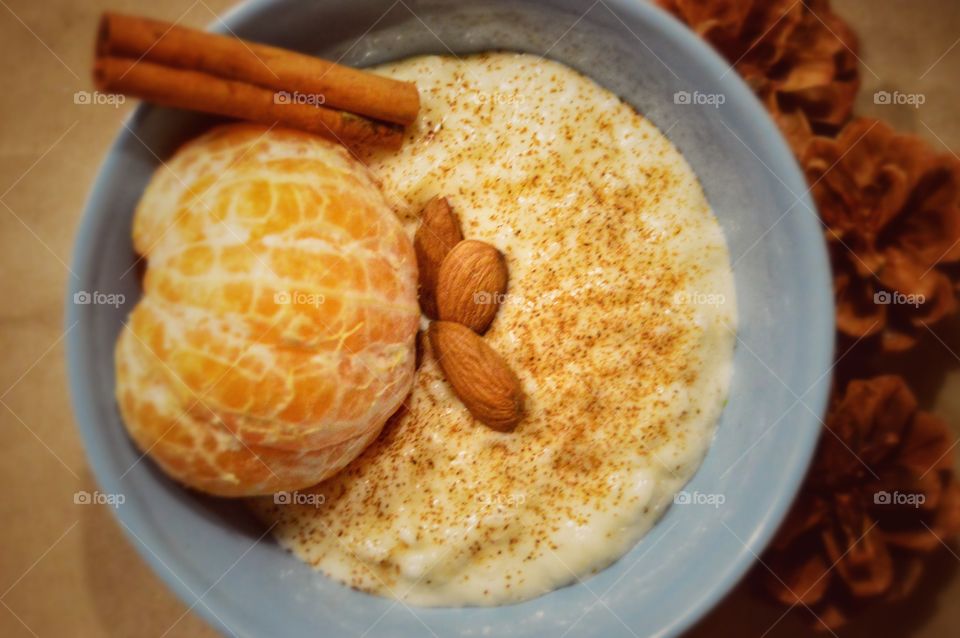 Rice pudding with cinnamon and almonds