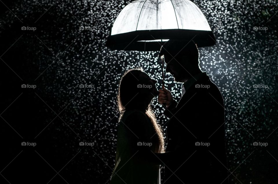 Love in the rain / el amor en la lluvia / novios groom bride / boda / camiento / wedding / rain / lluvia/ fotografía artística/ photo art/ amor / contraluz 