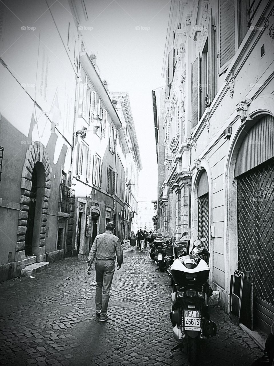 Stroll in Rome alleyway