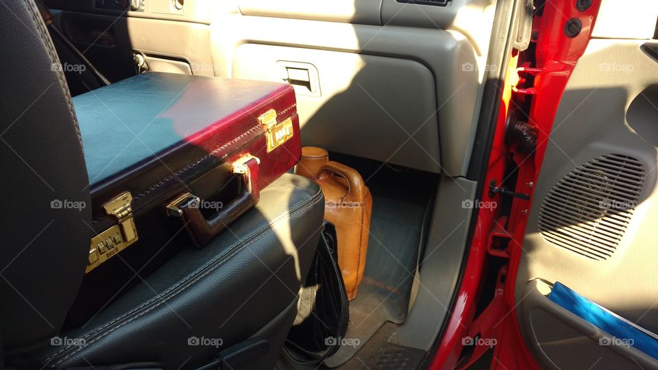 Maleta de couro em cabine. Banco de caminhonete.