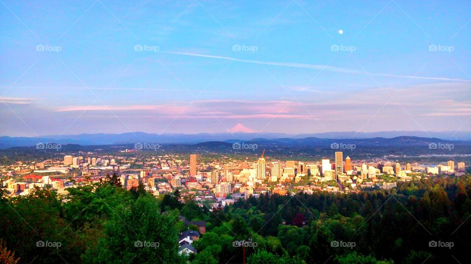 Portland oregon. city escape and Mt hood at sun set