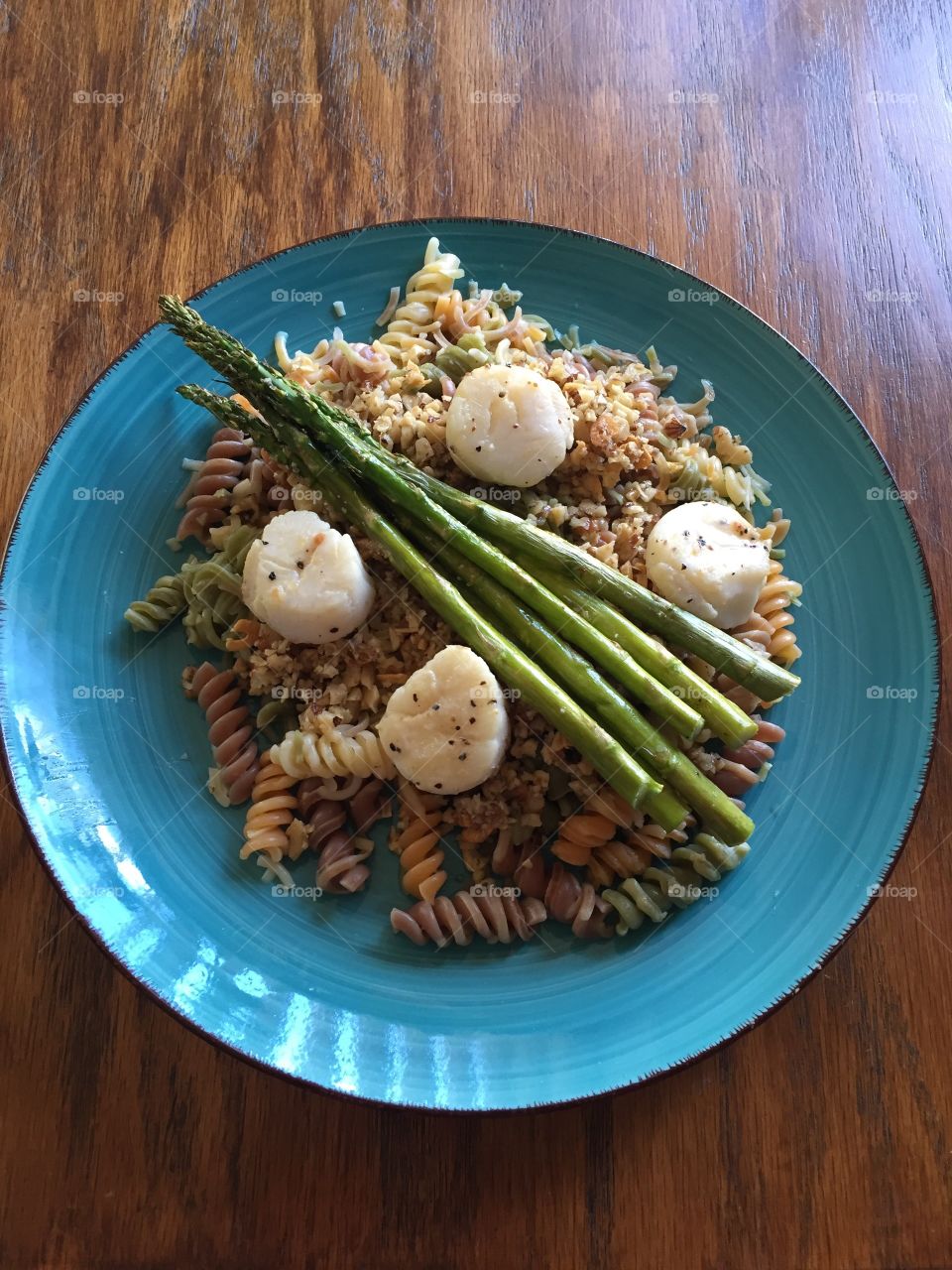 Rotini pasta with asparagus and scallops