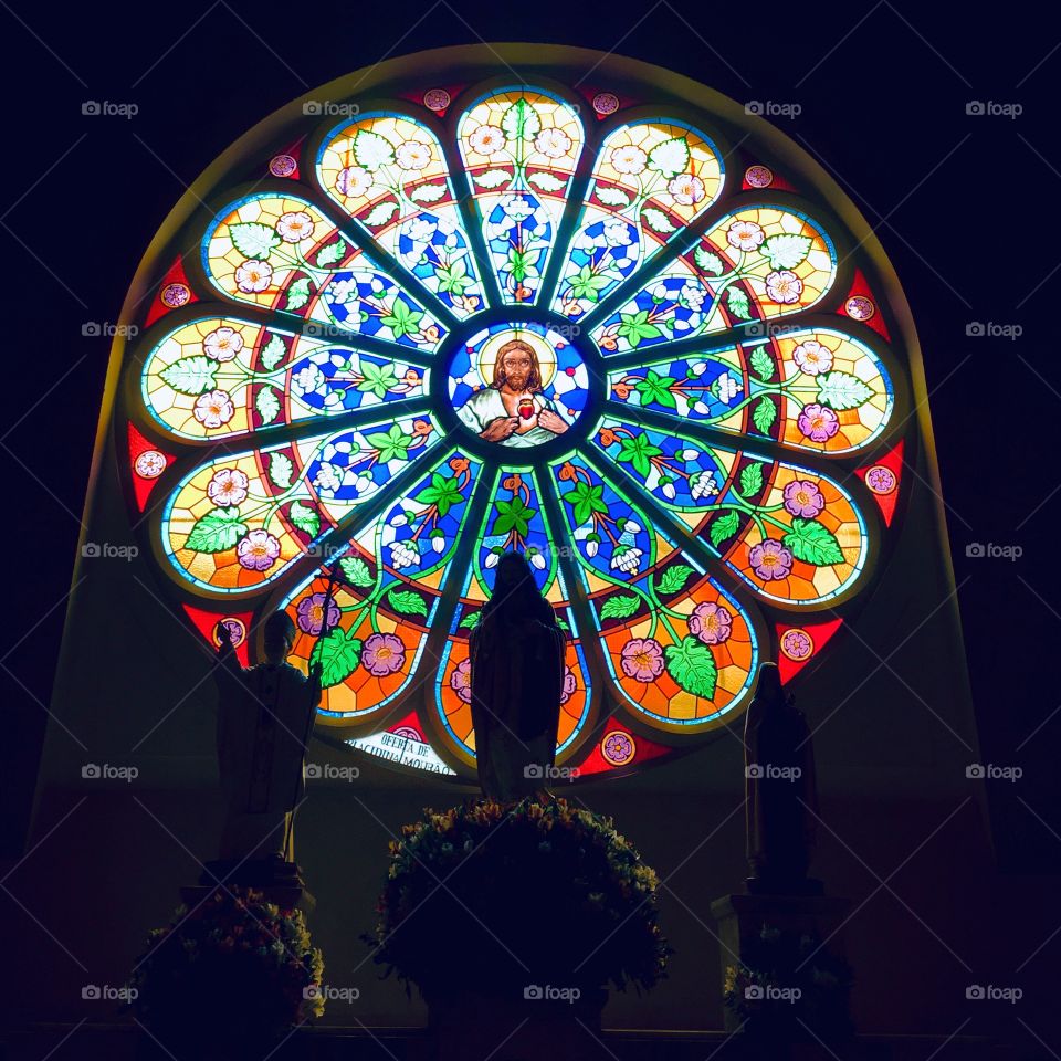 Sagrado Coração de Jesus- 
A arte sacra em vitrais nos ajuda na introspecção, a fim de que nossas preces sejam mais centradas!
Sacred Heart of Jesus -
Sacred stained glass art helps us to introspect so that our prayers are more focused and directed!