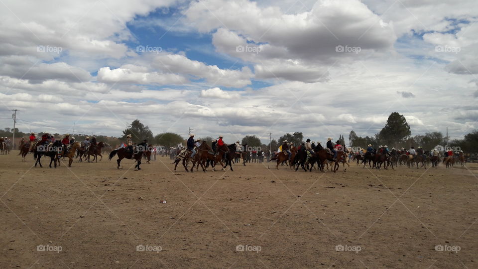 vaqueros, rancheros, jinetes, valientes de un rancho , con sus caballos, representando la independencia de México, en algún pueblo del Estado de Guanajuato.