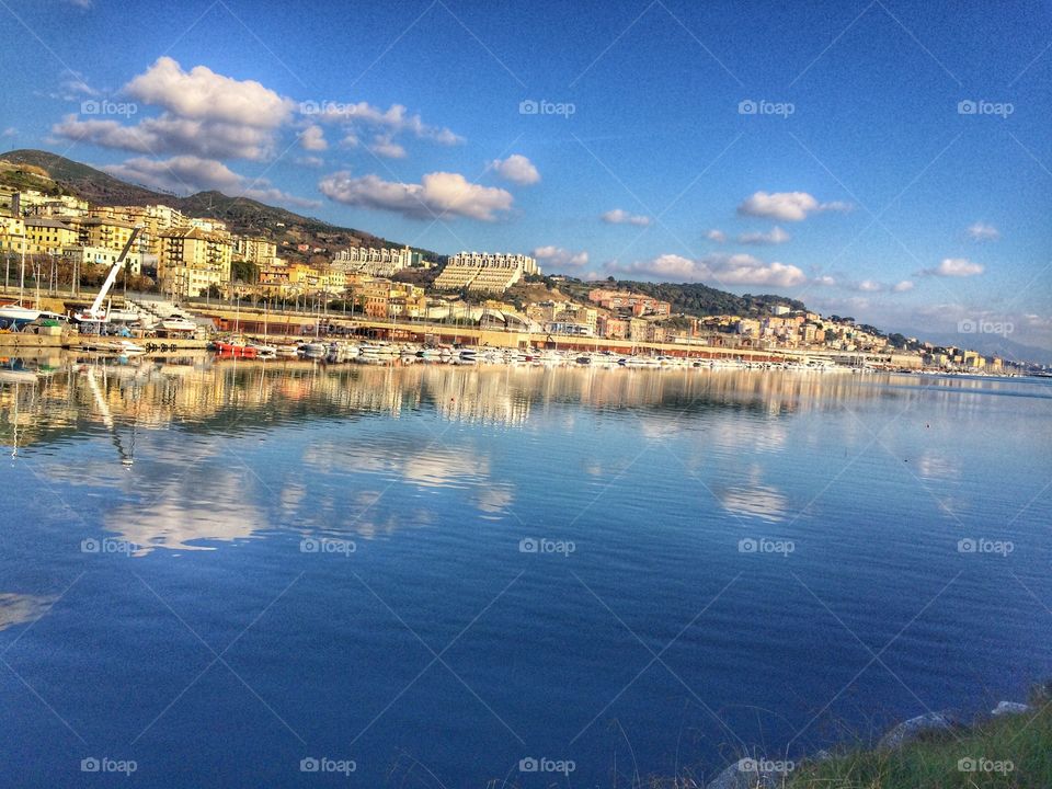 Riflessi di Genova dal mare