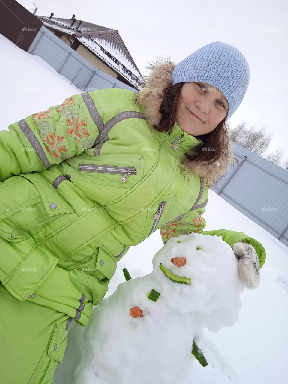 young girl with the snowman☃️