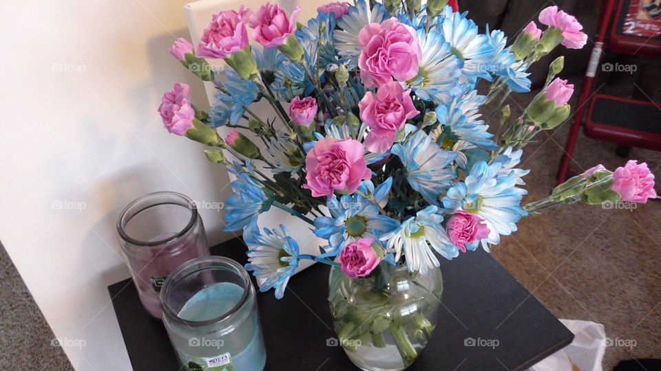 Very exciting moment! Boy? Or Girl? Beautiful flower arrangement to celebrate baby’s gender reveal.