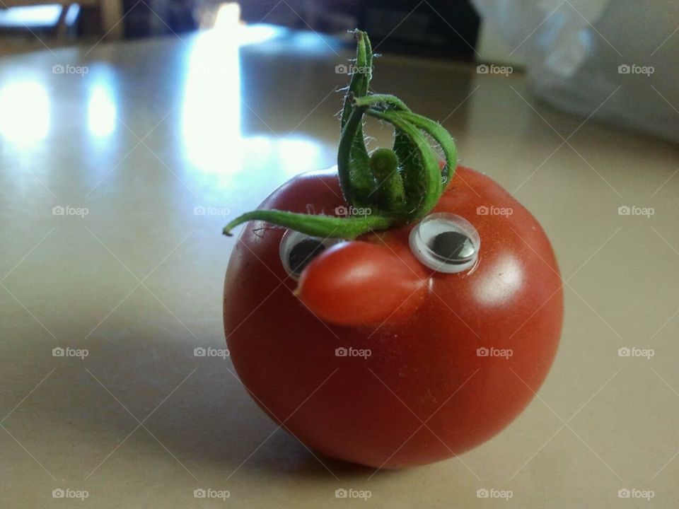 Googly eyed tomato 