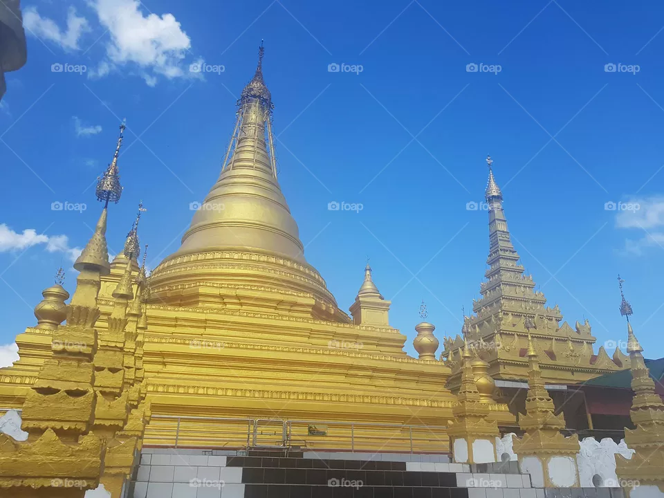 Making merit in Mandalay City