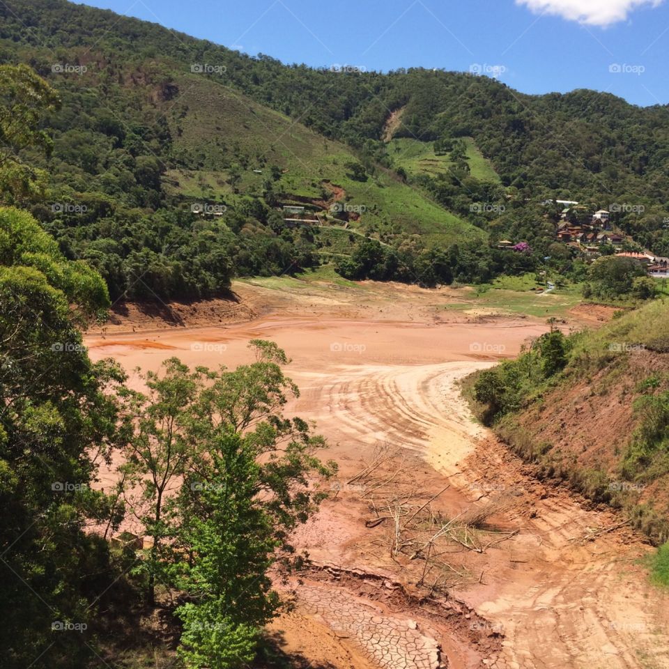 Paisagem desolada - a falta de chuva promovendo a erosão da terra. Que triste...