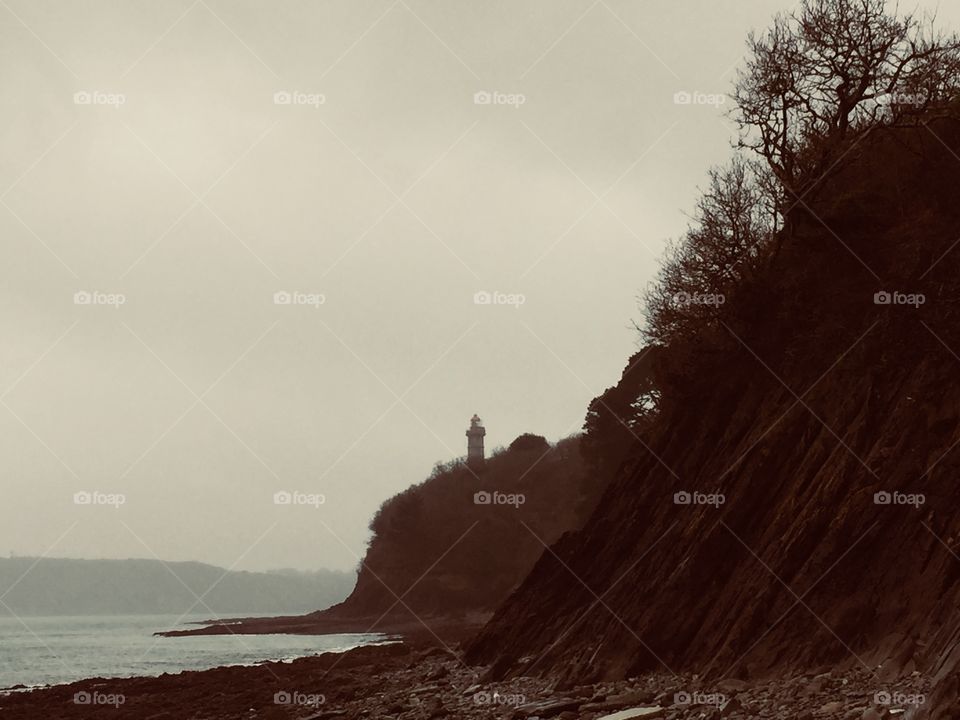 Photo du phare du Minou depuis la cale du port de Saint-Anne du Portzic, Brest