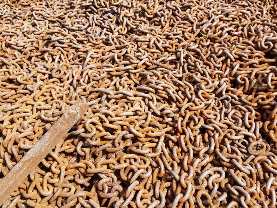 Hundreds of metres of rusty chains all pile up