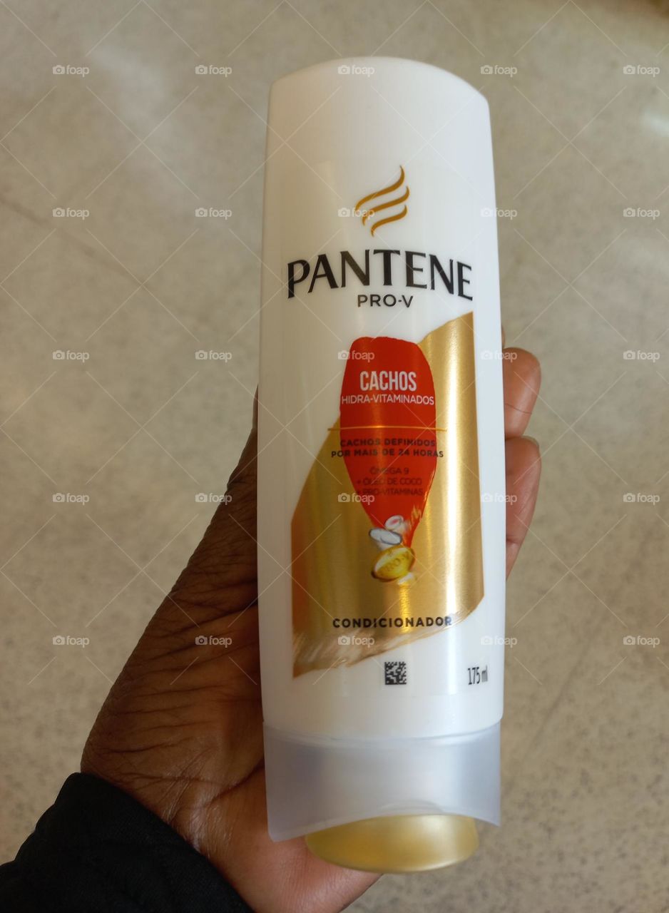 Cabelos cacheados. O Condicionador  CACHOS  HIDRA-VITAMINADOS  com Ômega 9, Óleo de coco + PRO-VITAMINAS, PANTENE.  Atua  diretamente  na fibra capilar selando as cutículas dos fios, promovendo hidratação,  brilho,  e maciez.